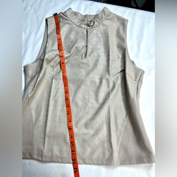 MARC‎ NEW YORK Beige crocodile print keyhole front sleeveless top size M. - Picture 11 of 11